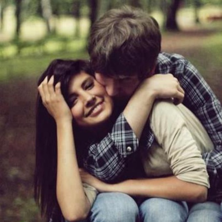 Парень целует девушку черно белое фото