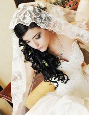 Кавказские девушки в свадебном платье