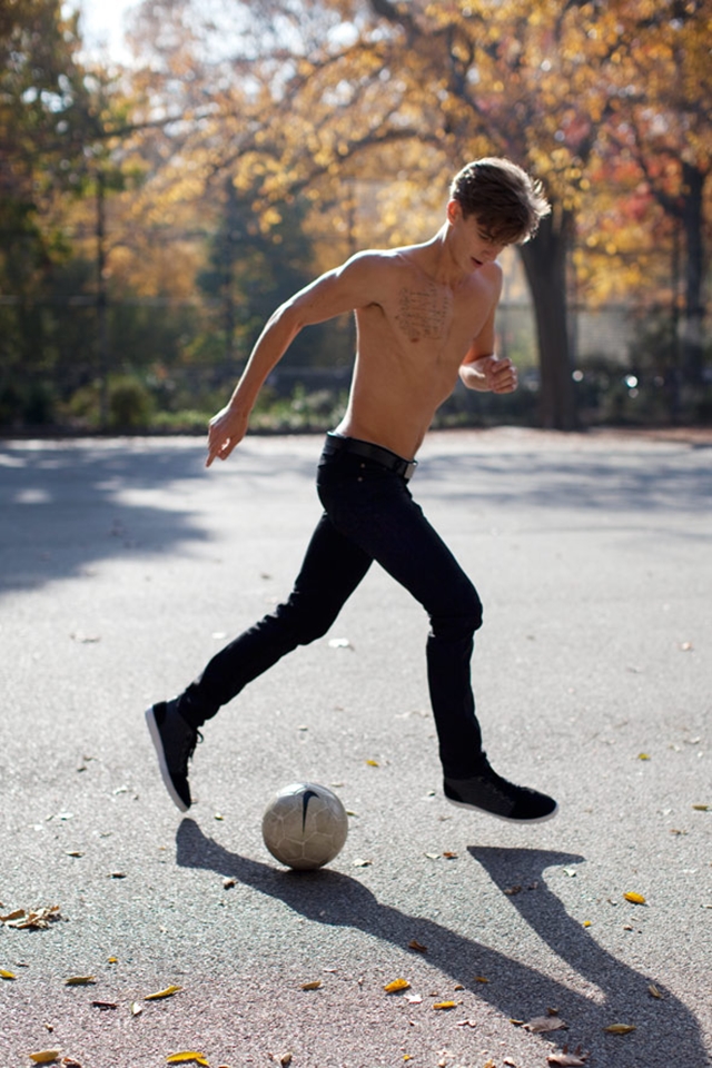 Фото Блоггер Лайп Мак / Lipe Mac играет в мяч фирмы Найк / Nike на асфальте