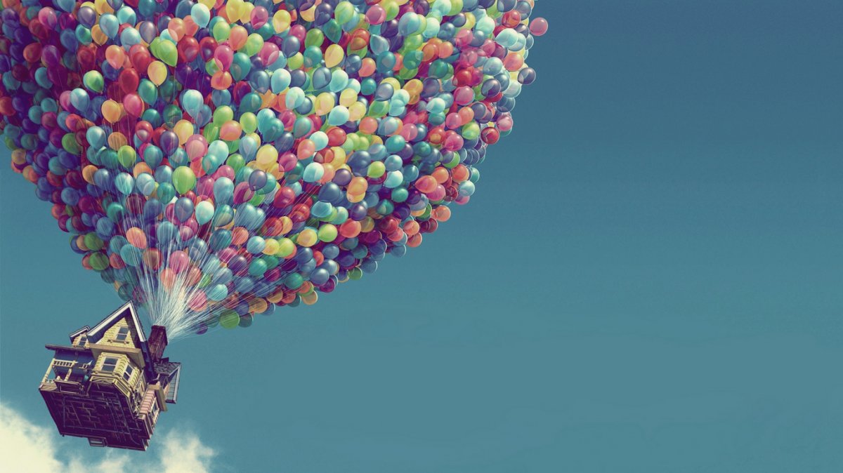 Фото Надувные маленькие воздушные шары ускоряются в небо, поднимая с собой игрушечный дом