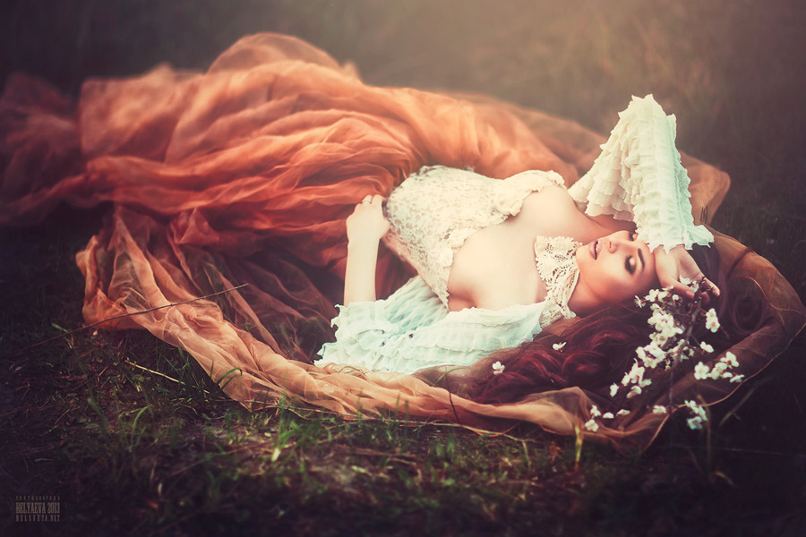 Фото Девушка в платье и с белыми цветами в руках лежит на земле, фотограф Светлана Беляева / Svetlana Belyaeva