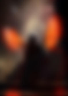 Фото Обнаженная девушка в черном плаще и с огненными крыльями за спиной, спускается по лестнице, художник 12avendesigner