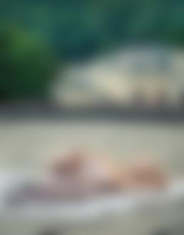 Фото Обнаженная блондинка спит на улице