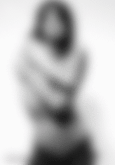 Фото Обнаженная девушка, прикрыв грудь руками, стоит на белом фоне, через какое-то время ее фотография крошится на мозаику, Vanilla