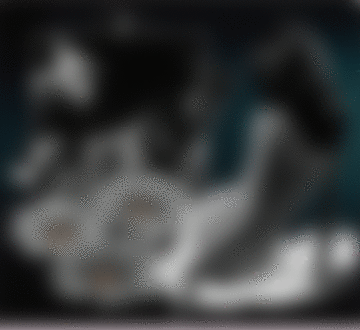 Фото Обнаженная девушка сидит укутанная белой тканью на фоне белых ромашек и фотографий, на которых изображены мужчина и женщина, автор А. В