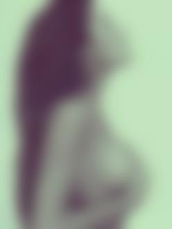Фото Обнаженная итальянская модель Джорджия Пальмас / Giorgia Palmas прикрывает грудь руками, стоя в профиль к камере