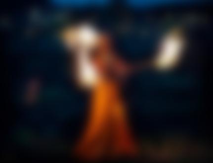 Фото Темнокожая, полуобнаженная девушка в длинной юбке, держит горящие факелы в руках, во время этого кричит, фотограф Светлана Беляева / Svetlana Belyaeva