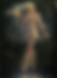 Фото Девушка эльф стоит над водой в лесу и держит в руке лучик вокруг нее кружатся множество лепестков