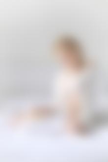 Фото Девушка в нижнем белье и белой блузе сидит на кровати, перед ней тарелка со сладостями, фотограф Владимир Лапшин
