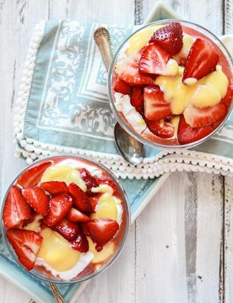 Фото Две креманки с мороженым, фруктами и ягодами