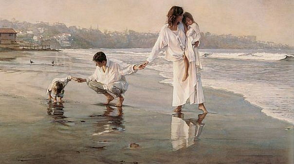 Фото Мужчина с женщиной и с детьми гуляют по пляжу у моря в белой одежде