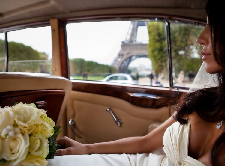 Фото Невеста в автомобиле проезжает мимо Эйфелевой башни / Eifel tower в Париже, Франция / Paris, France