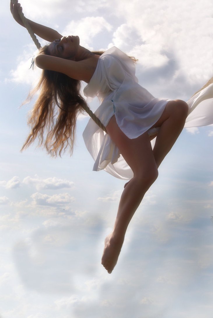 Фото Девушка в белом платье сидит на канате на фоне неба, работа графического дизайнера Джен-В / Jen-V под названием Стихия Воздух / Air element