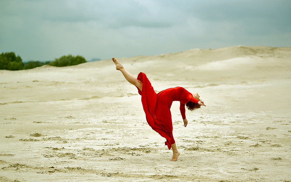 Red dance. Фотосессия танцы песок. Шпагат в Красном платье. Танец любви. Прыжок танцевальный в пустыне.