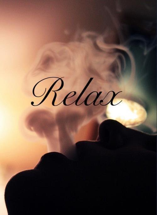 Фото Мужчина, выпускающий дым изо рта и надпись Relax / Расслабление