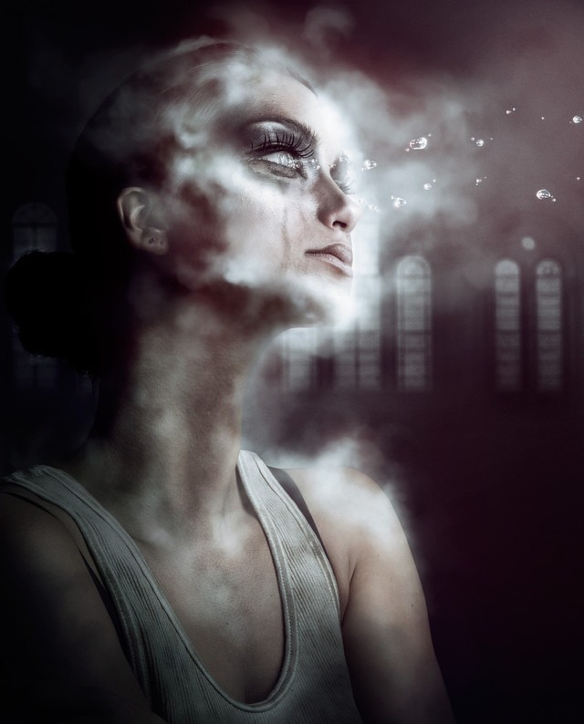 Фото Девушка смотрит вдаль, по щекам текут слезы, с глаз вылетают капли, тело окутывает дым, автор AbbeyMarie