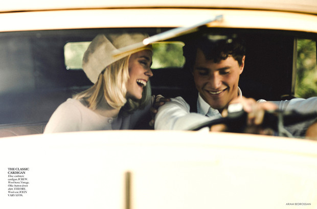 Фото Девушка с парнем едут в машине, улыбаясь