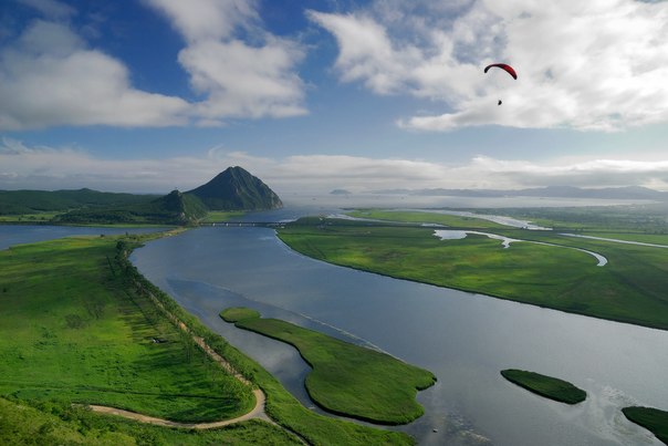 Фото Парашютист в небе над рекой, Приморский край, Находка, Россия / Nakhodka, Russia, фотограф Vladimir Serebryanskiy / Владимир Серебрянский