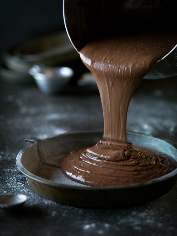 Фото Жидкий шоколад льется в мисочку