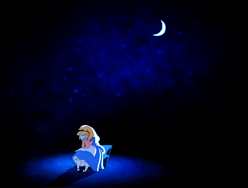 Фото Алиса, из мультфильма Alices Adventures in Wonderland / Алиса в стране чудес, сидит на поляне, ночью, и плачет, над ней месяц - улыбка Чеширского кота