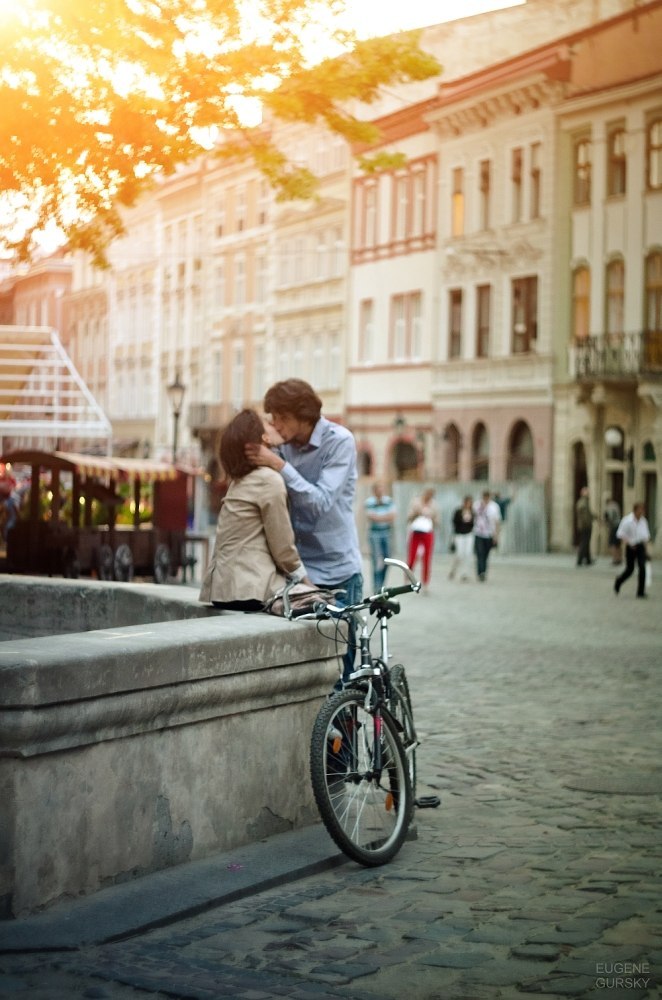 Фото Девушка с мужчиной целуются посреди города
