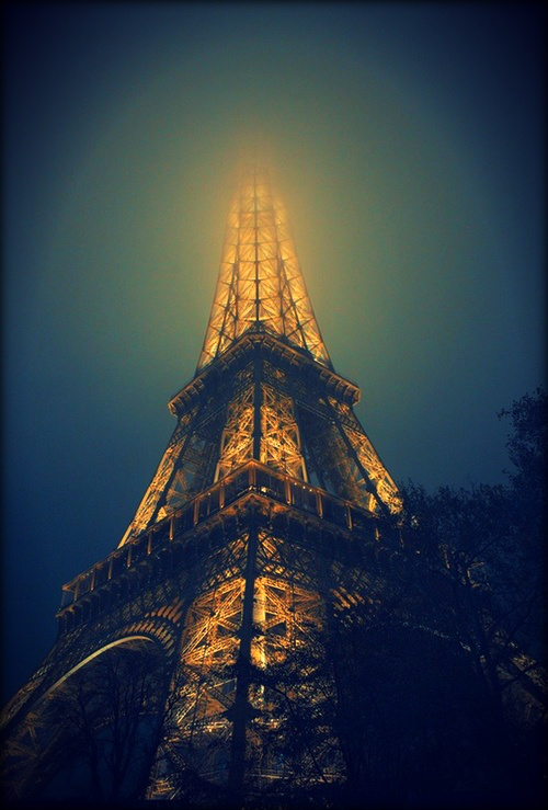 Фото Эйфелева башня в тумане, Париж, Франция / Paris, France