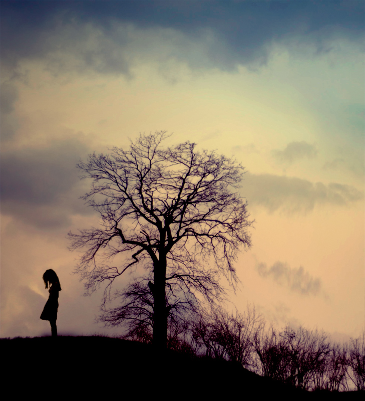 Фото Девушка стоит недалеко от дерева, работа фотографа Scarabuss