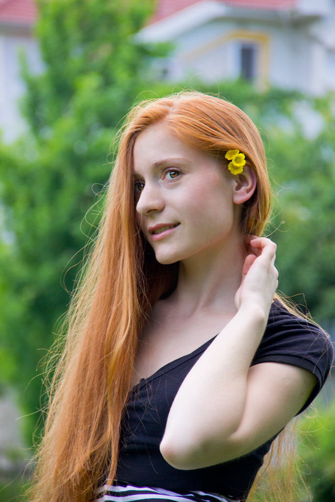 Фото Рыжая девушка с цветами в волосах
