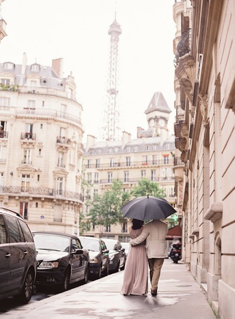 Фото Влюбленная пара идет под зонтом по улицам Парижа / Paris, Франция / France
