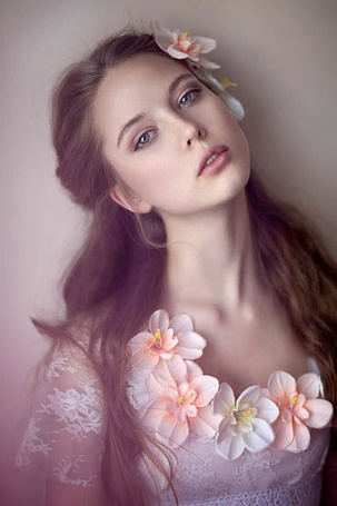 Фото девушка с белыми цветами