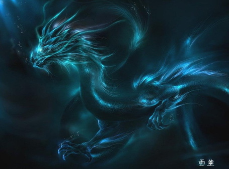 Фото Водяной дракон плывет под водой