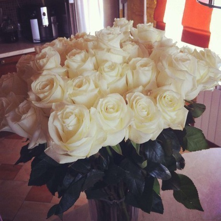 Фото Красивый букет из белых роз в стеклянной вазе