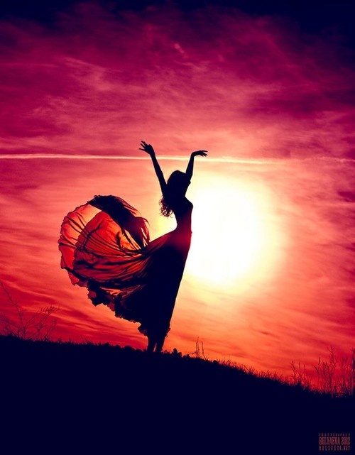 Фото Силует девушки с поднятыми руками, в развевающемся платье стоит на фоне багряного заката, фотограф Светлана Беляева