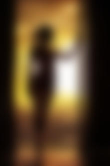 Фото Силуэт обнаженной девушки в дверном проеме на фоне заката