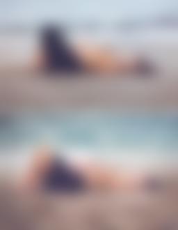 Фото Беременная девушка лежит на берегу моря прикрывая грудь, на другом кадре она уже лежит с малышом