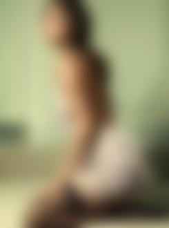 Фото Топ-модель Barbara Palvin / Барбара Палвин в цветном сарафане с оголенной спиной, в черных чулках, сидит на постели, фотосессия для Victorias Secret Designer Collection