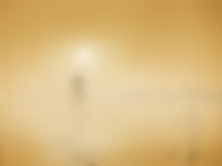 Фото Обнаженная девушка, окутанная туманом, стоит в воде