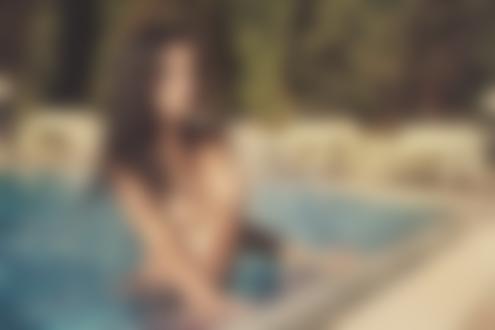 Фото Девушка с обнаженной грудью в бассейне, фотограф Mark Grass / Марк Грасс