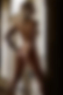 Фото Обнаженная девушка стоит спиной, расставив ноги