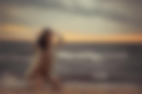 Фото Обнаженная девушка в вязанной кремовой тунике, стоит на коленях на берегу моря, фотограф Lin Koln