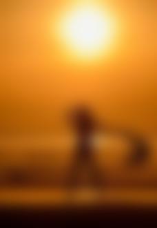 Фото Девушка стоит на пальчиках ног на фоне заката