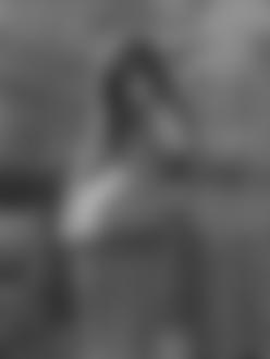 Фото Девушка в серой ткани стоит напротив домов с обнаженной грудью, фотограф Romanov