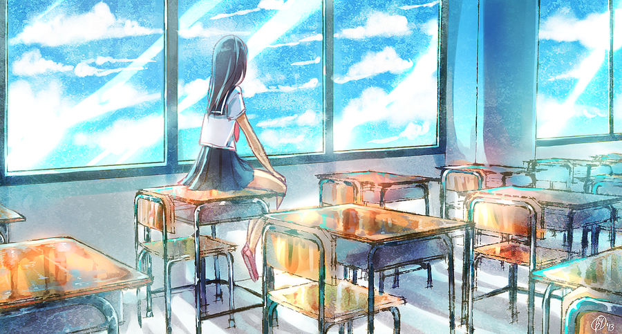 Фото Японская школьница сидит на парте в пустом классе и смотрит в окно на голубое небо с белыми пушистыми облаками
