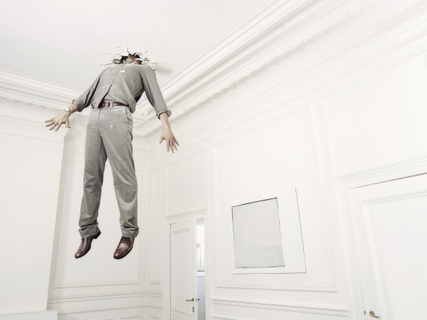 Фото Мужчина застрял головой в потолке белой комнаты, фотограф GregorCollienne