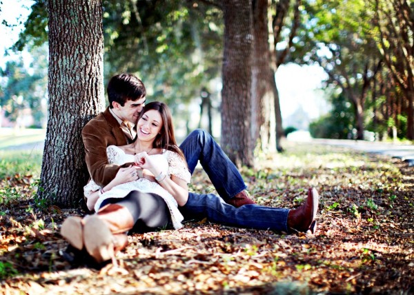 Фото Влюбленные сидят под деревьями, фотограф Leigh Taylor / Ли Тейлор