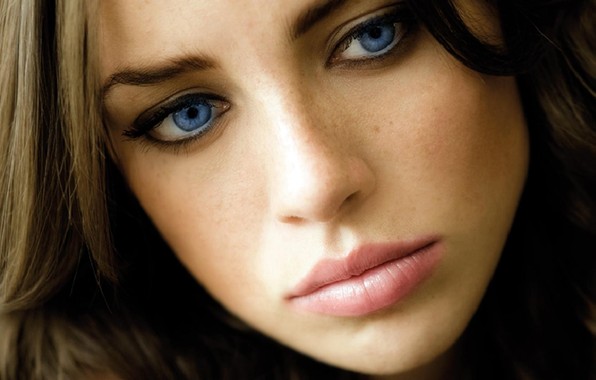 Фото Девушка с русыми волосами и голубыми глазами с веснушками на лице