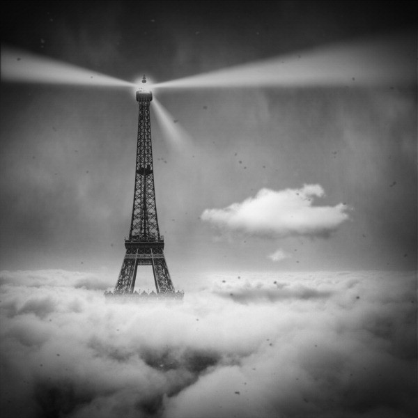 Фото Эйфелева башня / Eiffel Tower выходит за облака, фотограф Denis Olivier / Денис Оливер