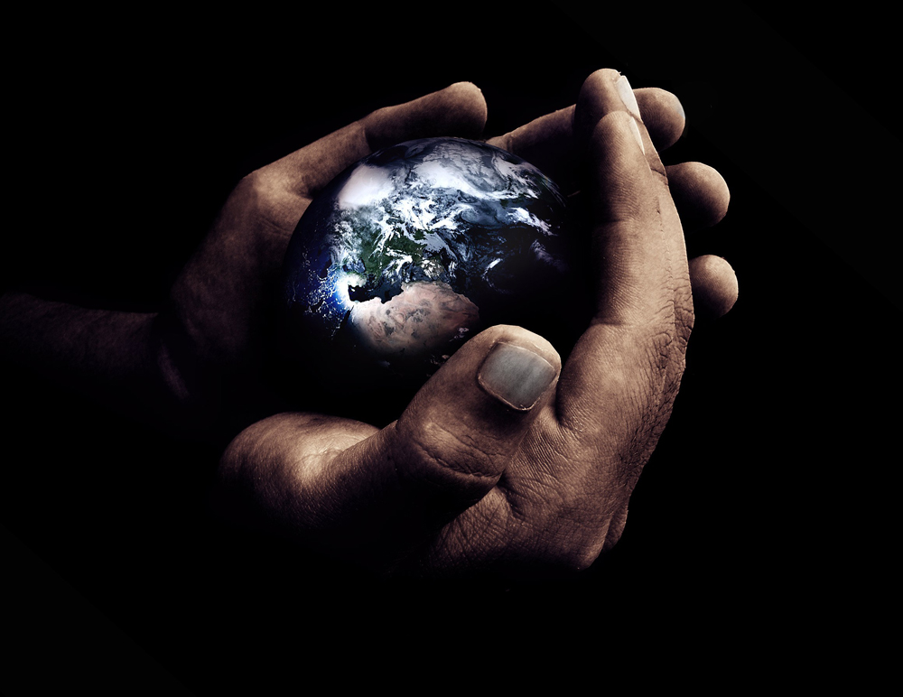 Фото Мужские руки держат земной шар
