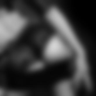 Фото Девушка в ажурных трусиках, с кобурой на бедрах