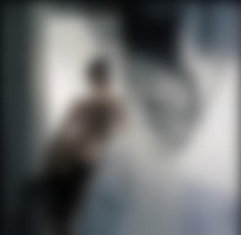 Фото Обнаженная девушка в белой комнате на фоне тумана и черной вуали
